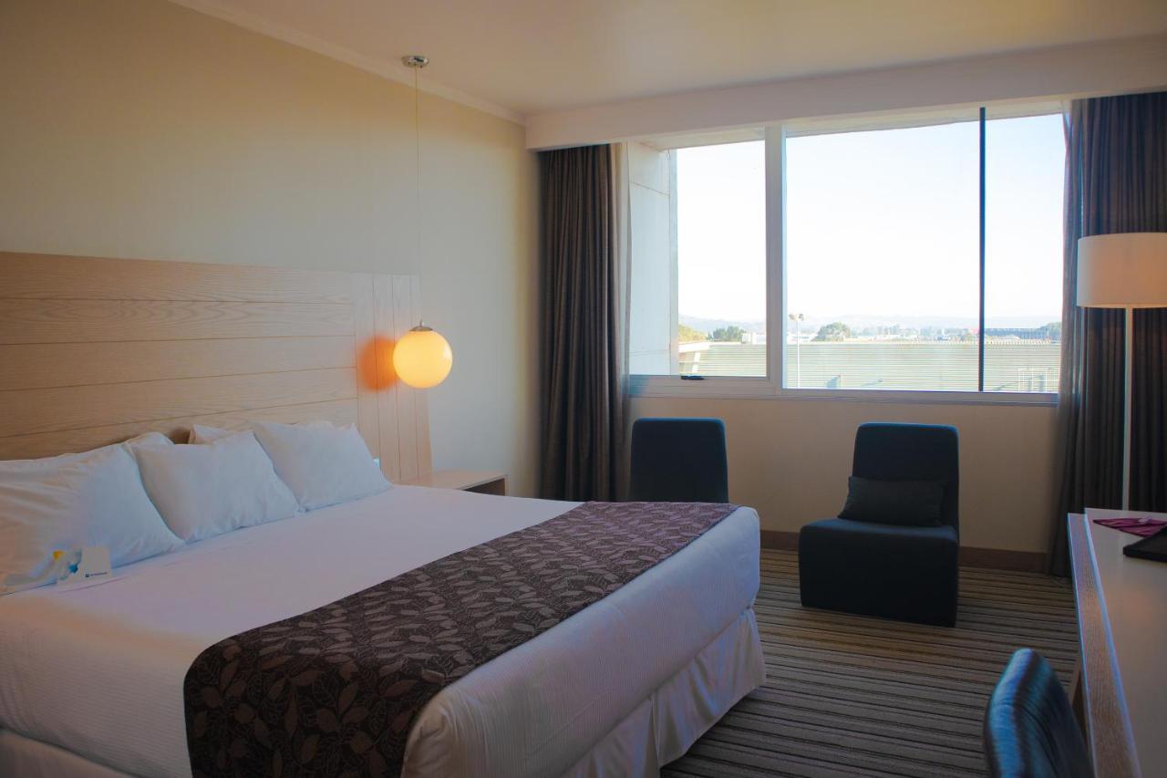 Wyndham Concepcion Pettra Hotel Kültér fotó A room at the hotel