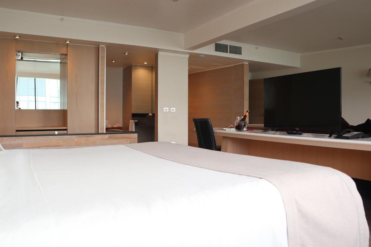 Wyndham Concepcion Pettra Hotel Kültér fotó A room at the hotel