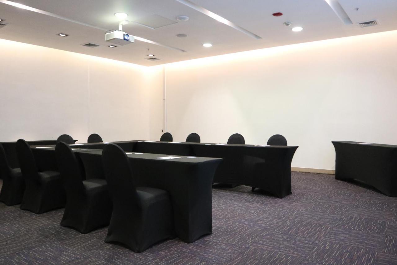 Wyndham Concepcion Pettra Hotel Kültér fotó A meeting room at the hotel