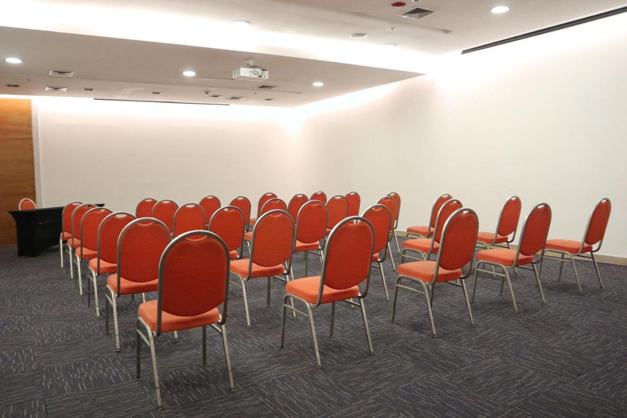 Wyndham Concepcion Pettra Hotel Kültér fotó A typical meeting room