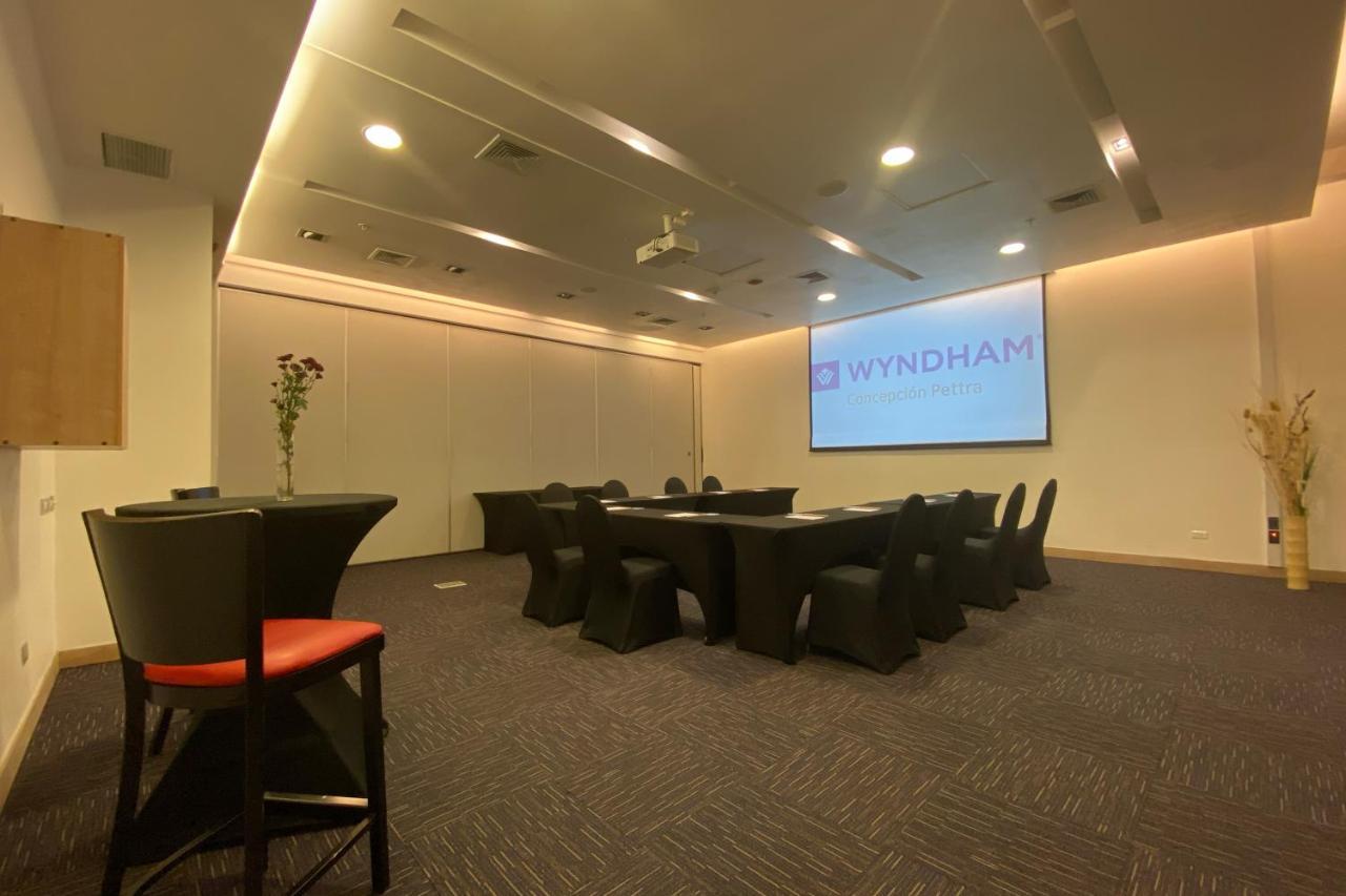 Wyndham Concepcion Pettra Hotel Kültér fotó The boardroom at the Wyndham office in Singapore