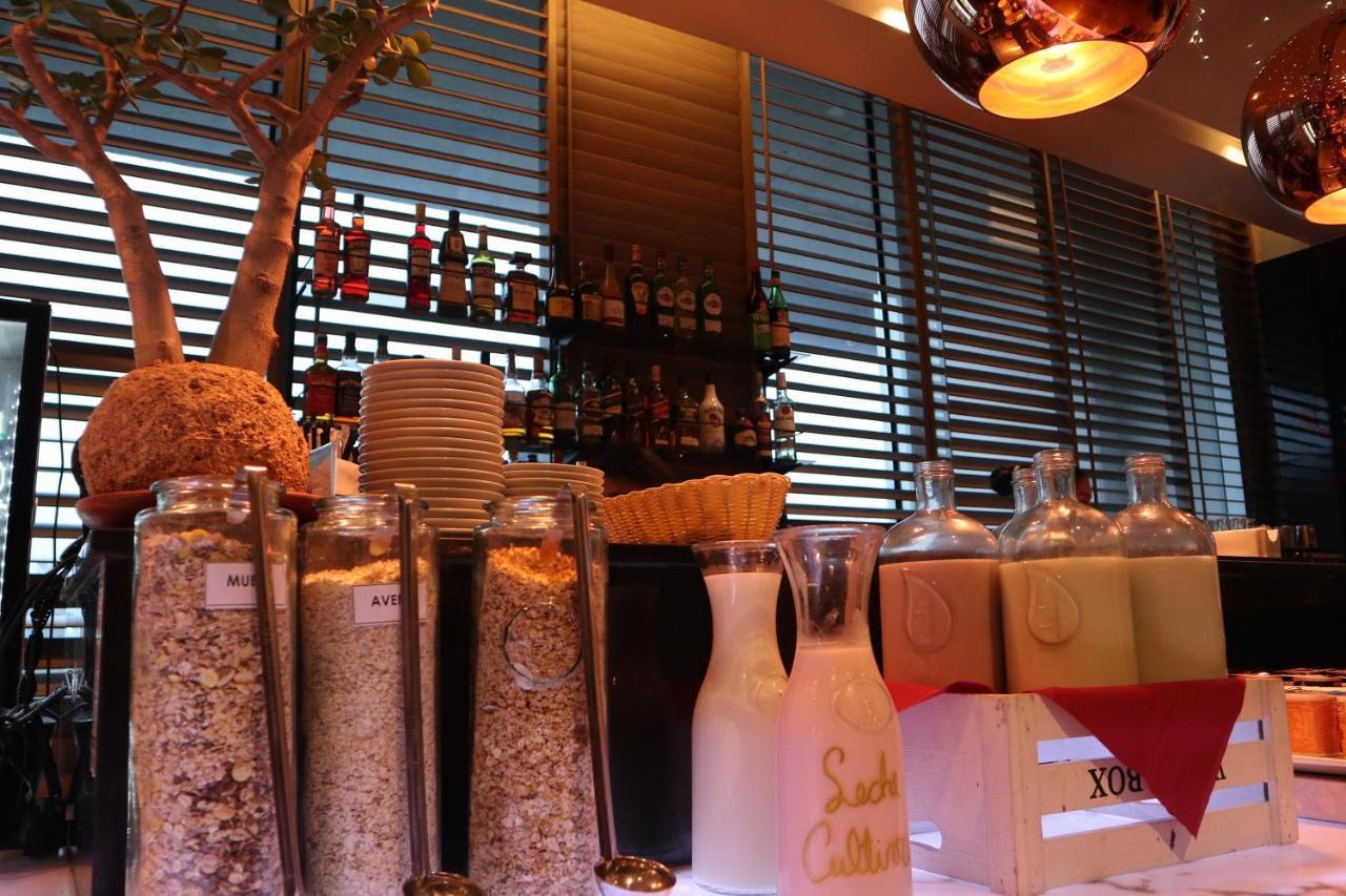 Wyndham Concepcion Pettra Hotel Kültér fotó A bar in a restaurant