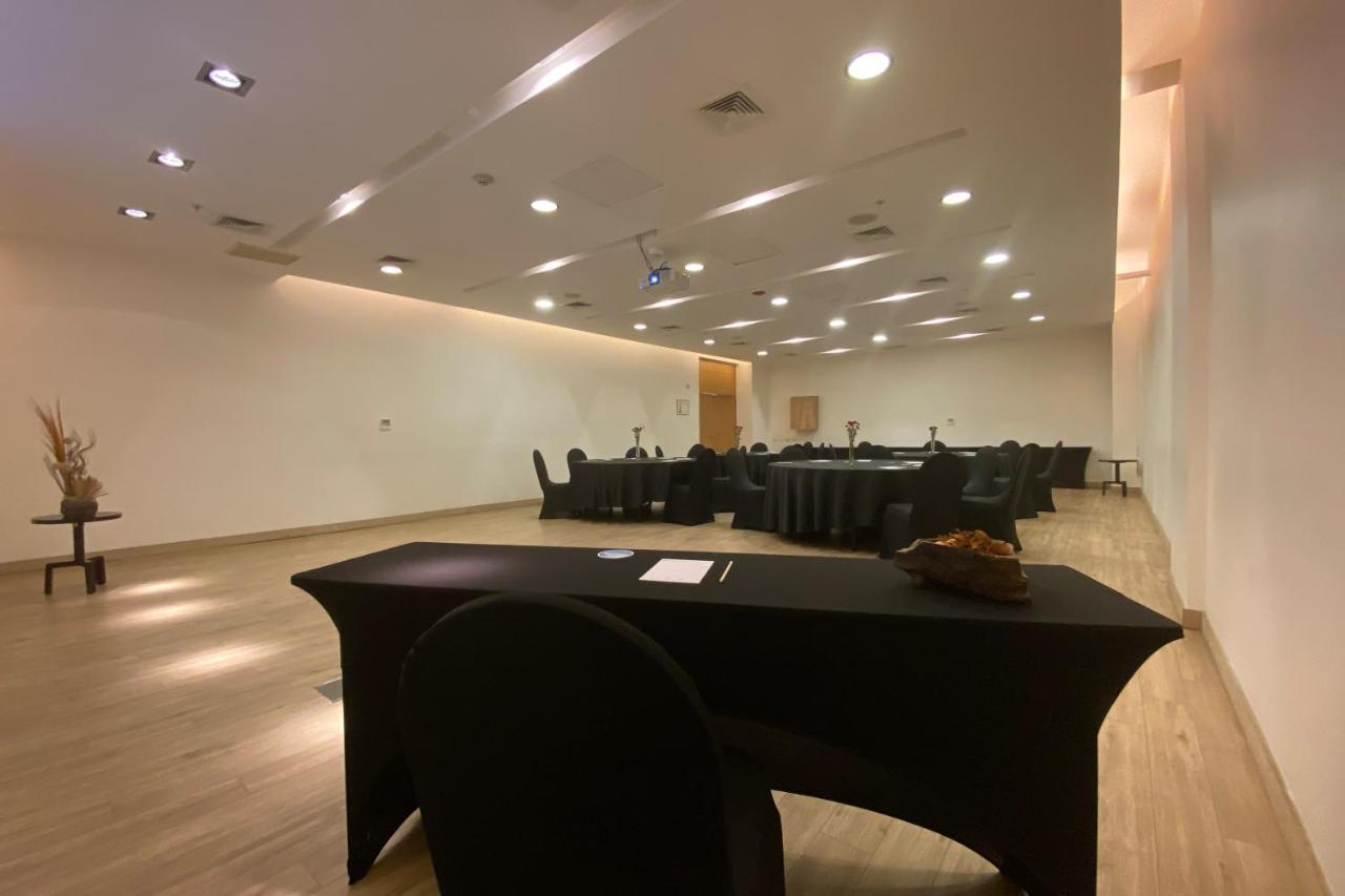 Wyndham Concepcion Pettra Hotel Kültér fotó The interior of the meeting room