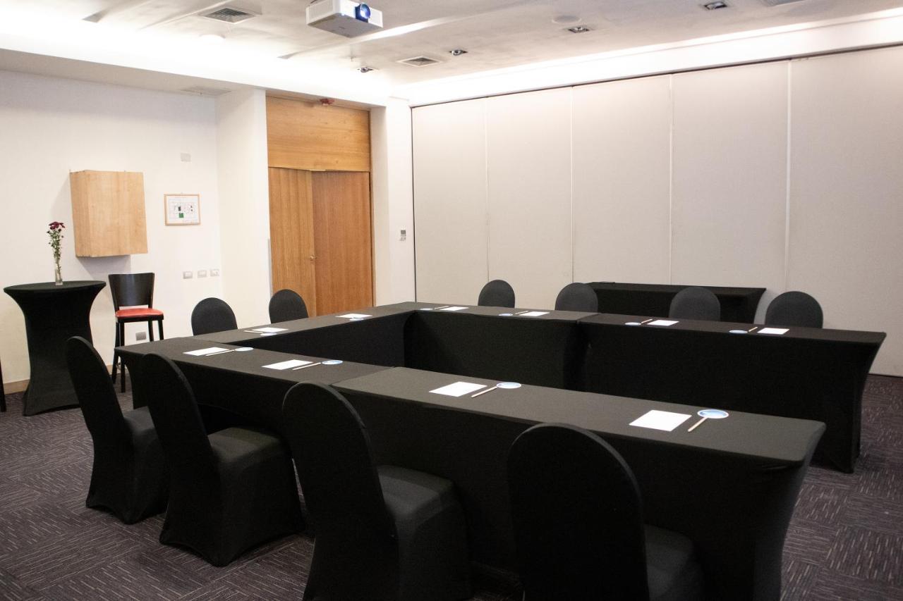 Wyndham Concepcion Pettra Hotel Kültér fotó A meeting room at the hotel