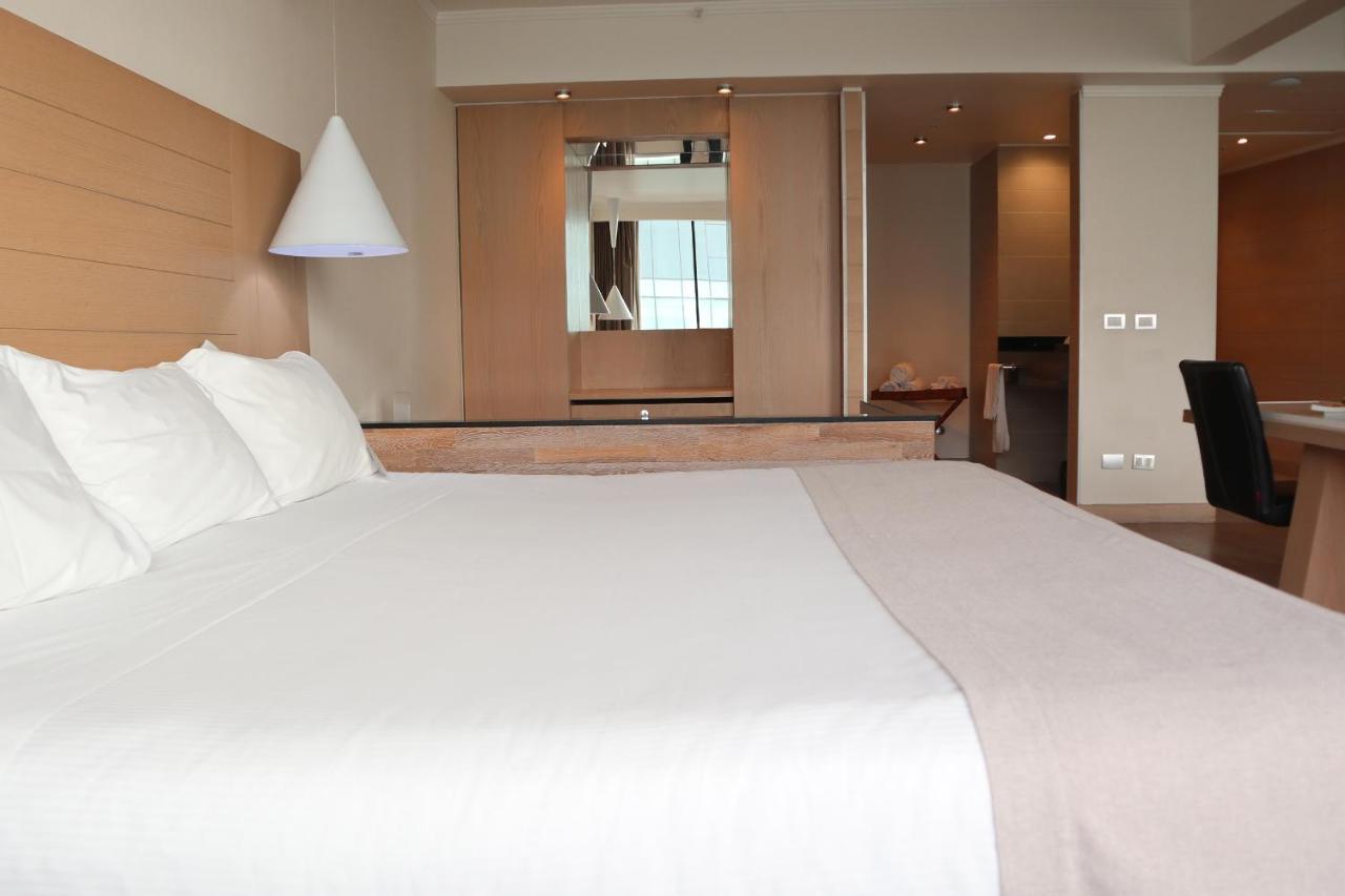 Wyndham Concepcion Pettra Hotel Kültér fotó A room at the hotel