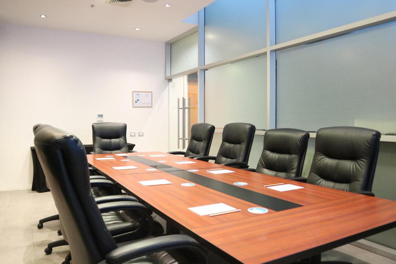 Wyndham Concepcion Pettra Hotel Kültér fotó A conference room