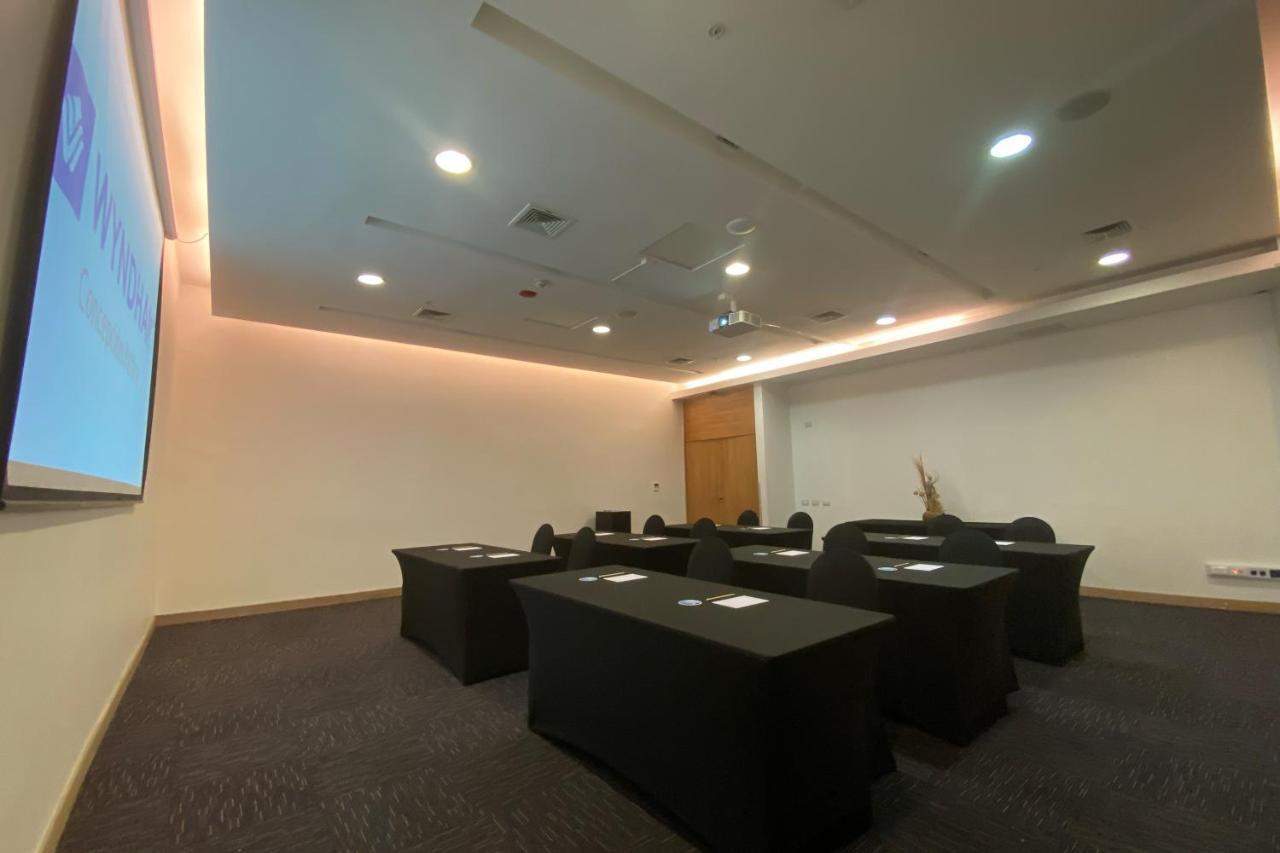 Wyndham Concepcion Pettra Hotel Kültér fotó A meeting room at the National University of Singapore