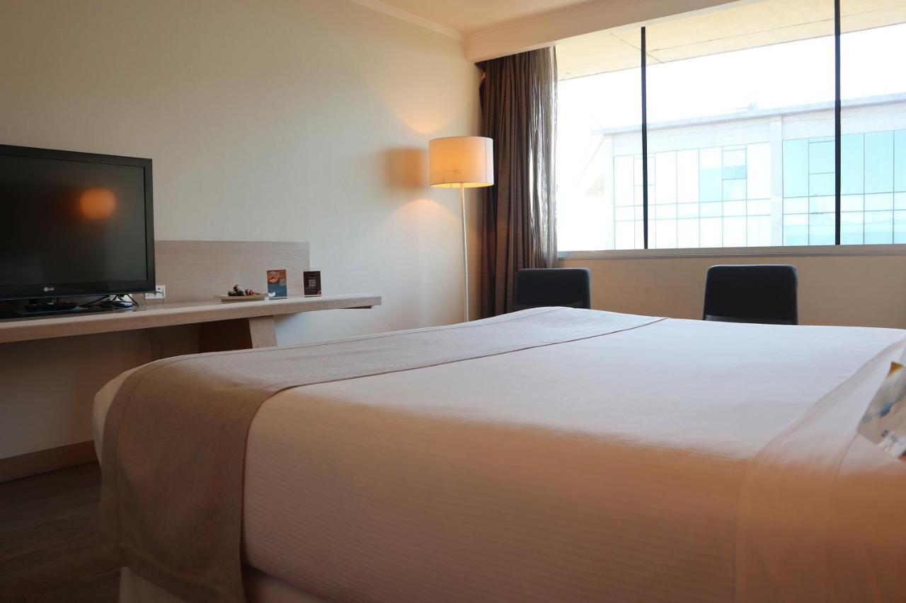 Wyndham Concepcion Pettra Hotel Kültér fotó A room at the hotel