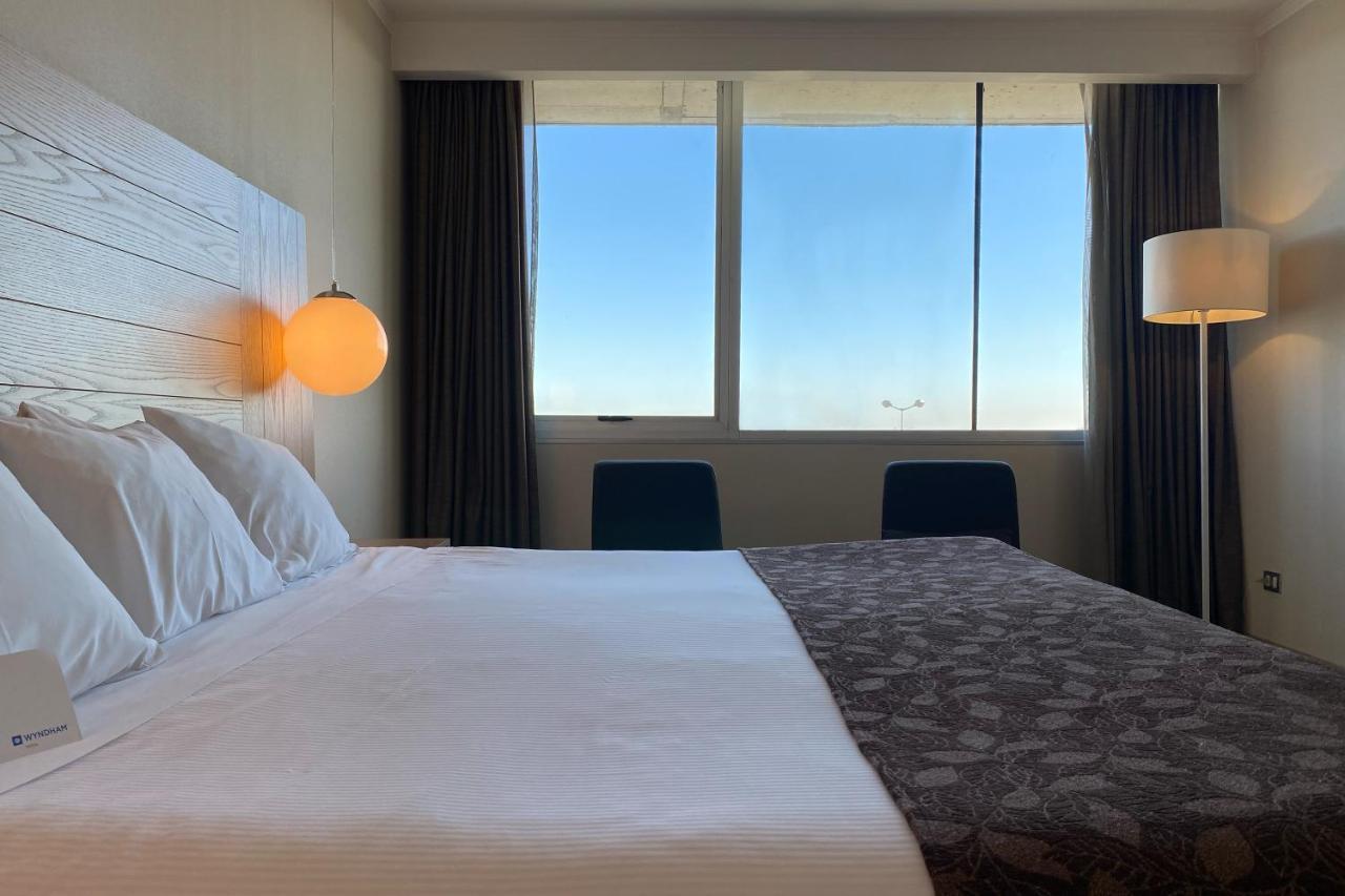 Wyndham Concepcion Pettra Hotel Kültér fotó A room at the hotel