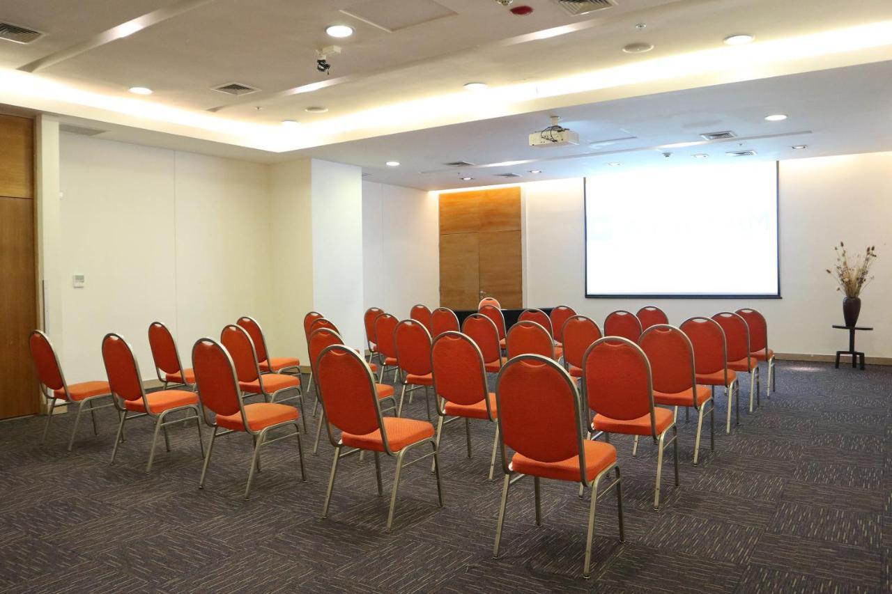 Wyndham Concepcion Pettra Hotel Kültér fotó A typical meeting room