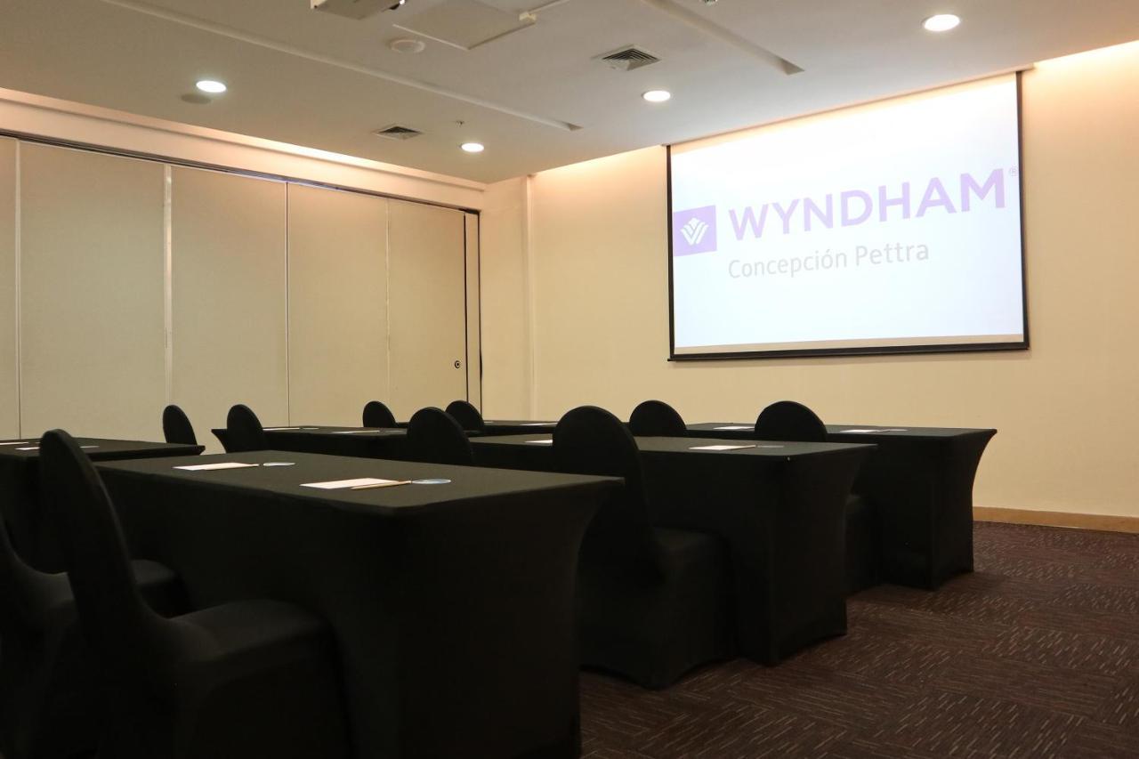 Wyndham Concepcion Pettra Hotel Kültér fotó A meeting room at the hotel