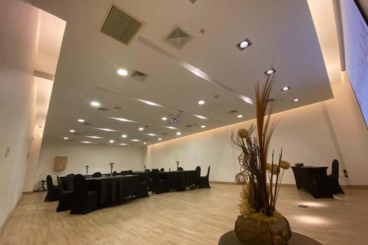 Wyndham Concepcion Pettra Hotel Kültér fotó The interior of the conference room