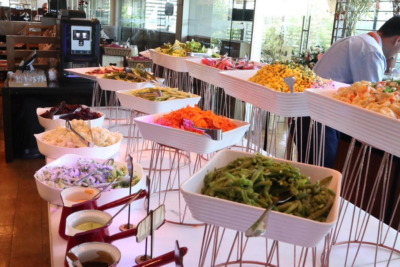Wyndham Concepcion Pettra Hotel Kültér fotó A salad bar